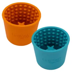 To LickiMat Yoggie Pot skåle i henholdsvis orange og blå fremstår side om side, fremhævende de unikke, teksturerede overflader designet til at fremme langsommere spisning og beroligende slikning for hunde. Hos shopdogsrus.dk