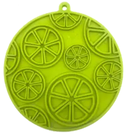 Frilagt billede af grøn citrus-design slikkemåtte fra SodaPup med ophængsøje og sugekopper – perfekt til fodringsaktiviteter.