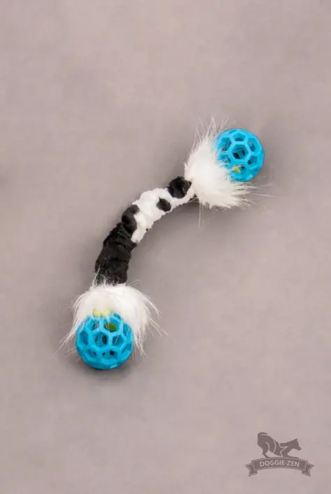 Detalje af Doggie-Zen legetøj med blå bolde og fuskpels