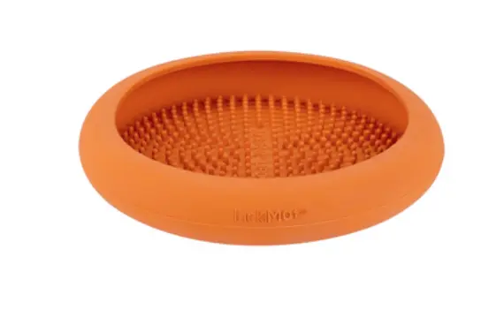 Lysende orange LickiMat UFO skål med tekstur, designet til langsom fodring og stimulering af hundens sanser