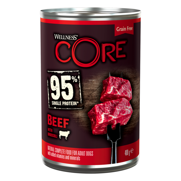 En dåse Wellness CORE 95% Beef med Broccoli. Dåsen har et billede af råt oksekød på en gaffel og angiver produktets navn og hovedingredienser.