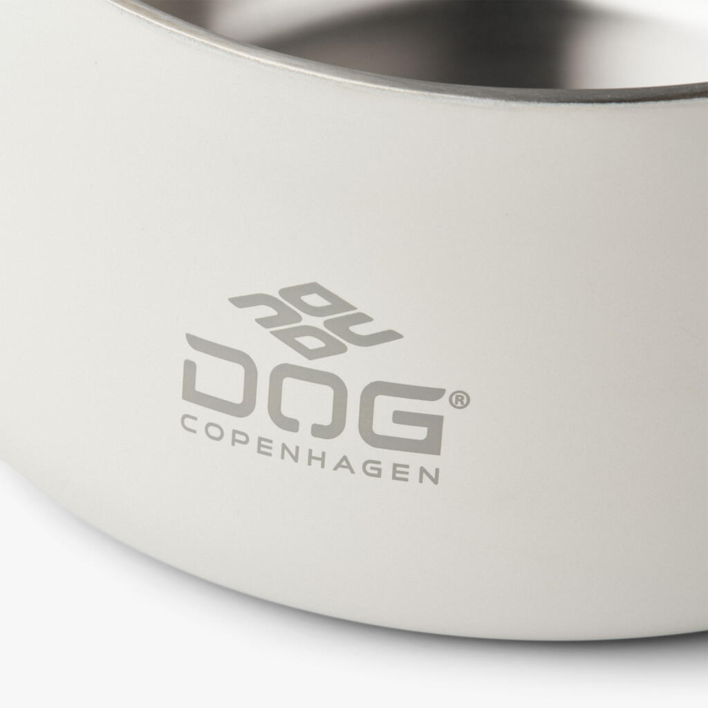 Foran prydes Vega hundeskålen af DOG Copenhagen logoet