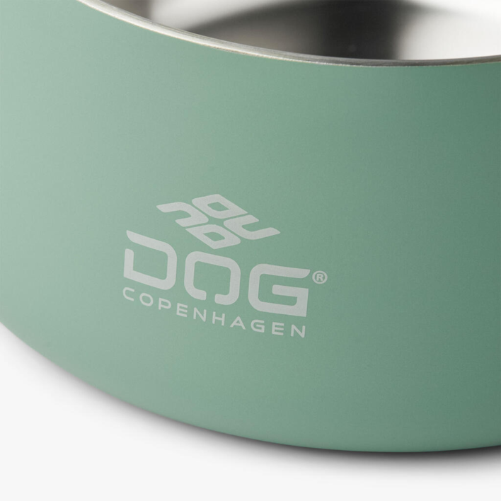 Foran prydes Vega hundeskålen af DOG Copenhagen logoet - stilrent og minimalistisk