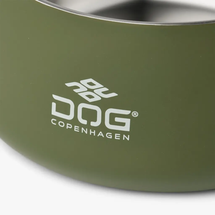 Foran prydes Vega hundeskålen af DOG Copenhagen logoet