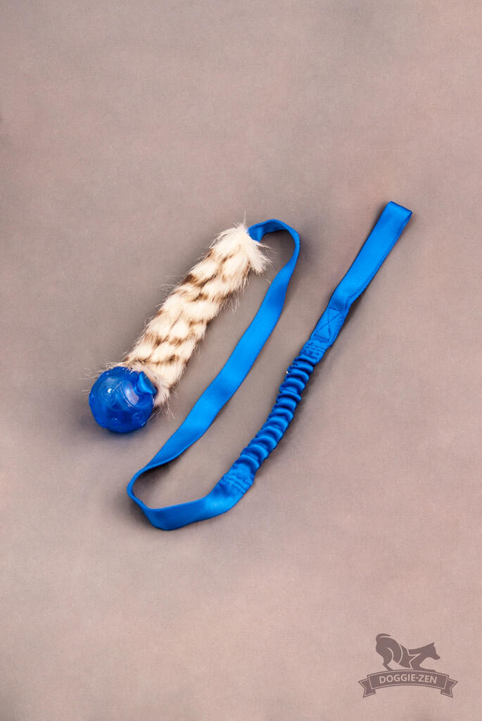 Doggie-Zen Bungee Fake Fur Chaser m. KONG Squeezz Bold