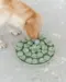 Flower Snuffle Mat | Slikke/snusemåtte i silikone i lysegrøn. Gul lille hund er igang med at snuse efter godbidder.